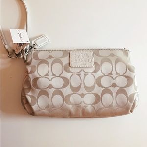 COACH • Authentic wristlet/clutch - NWT